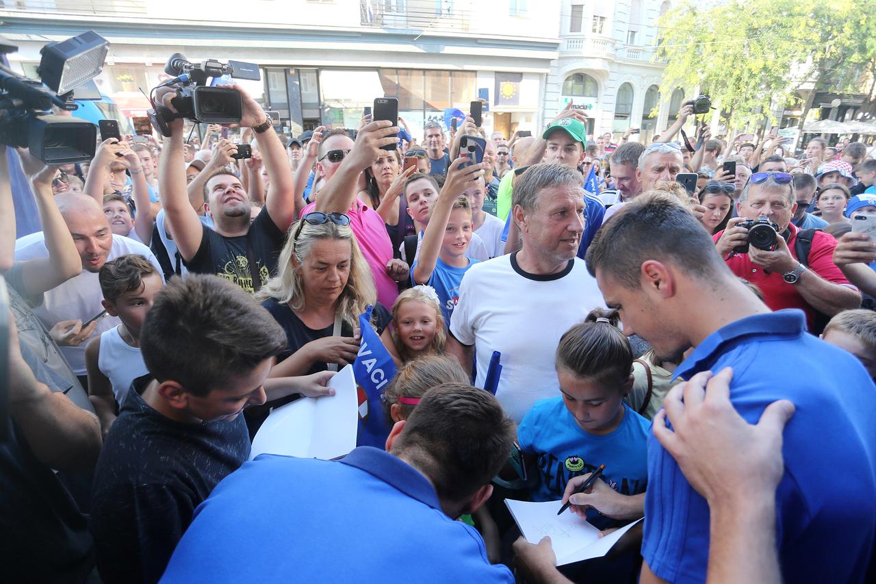 Dinamovci ispred Fan shopa