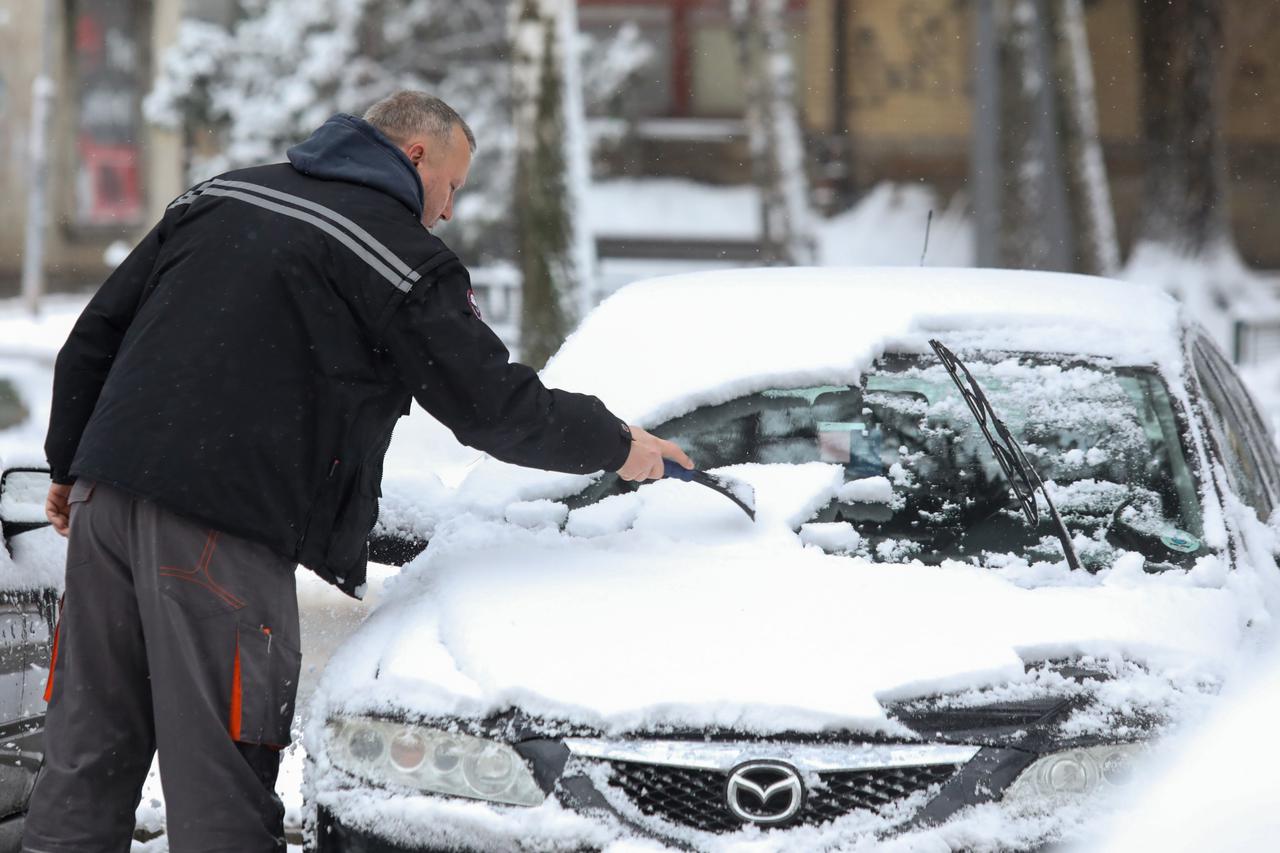 Osijek: Snježne ''radosti'' najviše iskusili vozači koji su morali očistiti svoje automobile