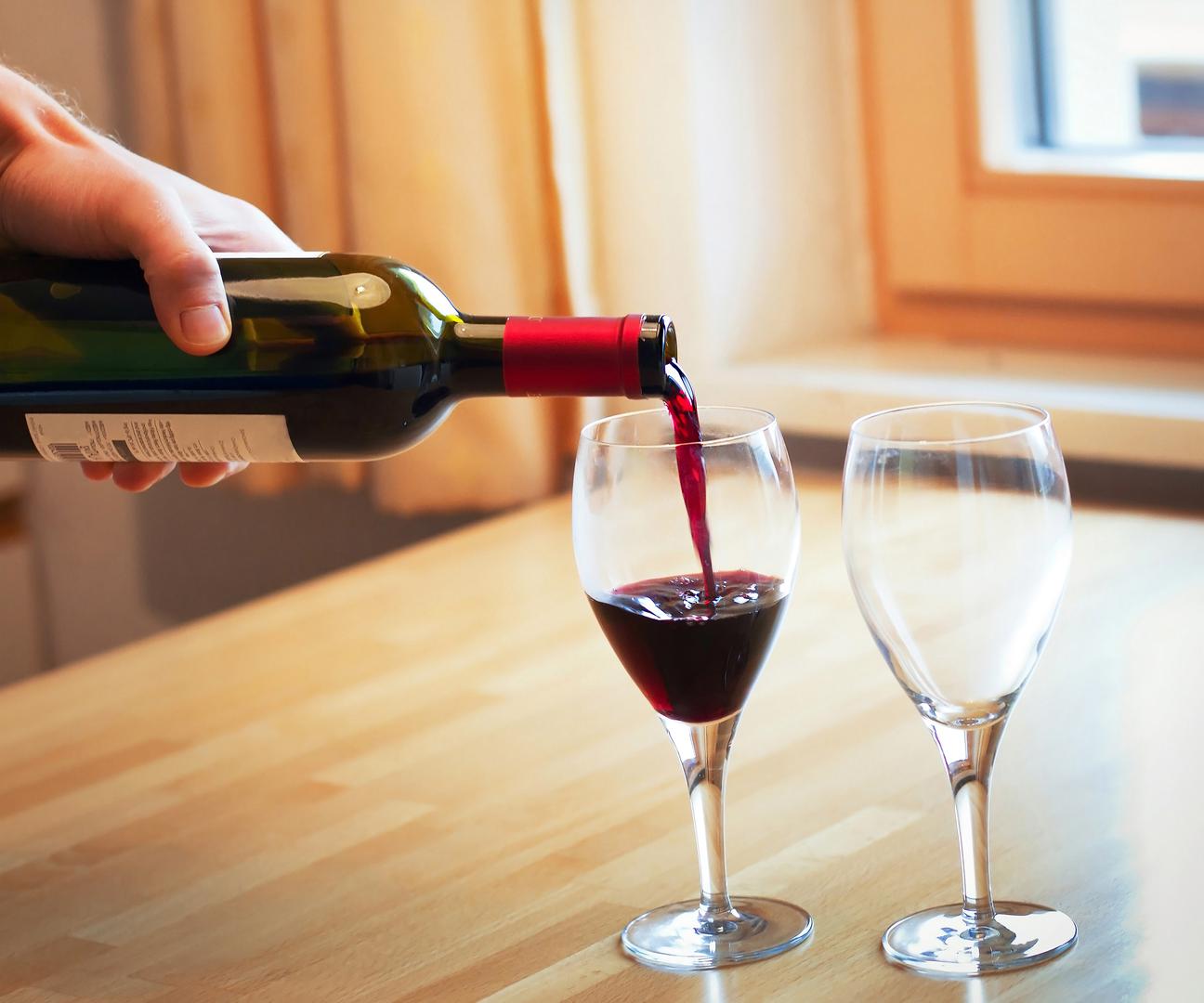 Istraživanje je pokazalo da gotovo polovica odraslih koji konzumiraju crno vino u UK, ne rashlađuju ga. Tek osam posto ispitanika izjavilo je da piju crno vino tijekom vrućih ljetnih mjeseci. 