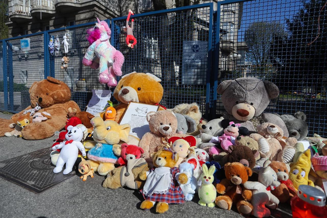 Građani ispred Klaićeve bolnice u Zagrebu ostavljaju plišane igračke i pale svijeće za preminulu djevojčicu