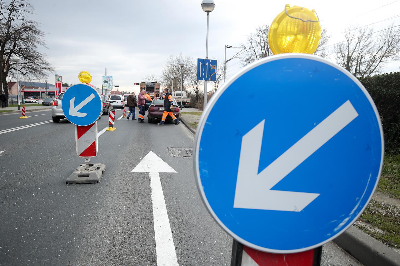 Zagreb: Zatvoren prometni trak na Aleji Bologne zbog radova na pothodniku