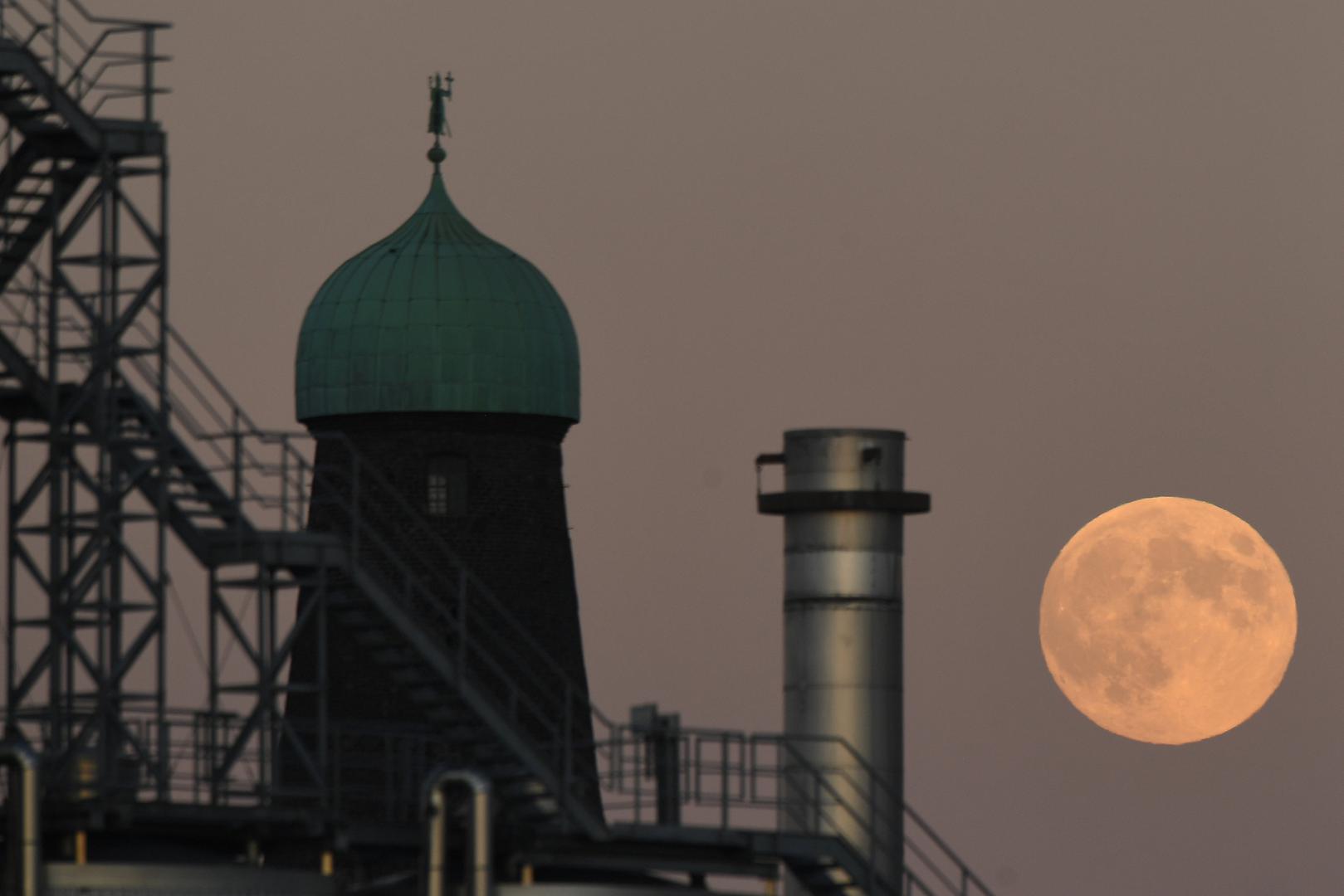 Takozvani jagodni mjesec, poznat i kao medeni mjesec, mogao se sinoć promatrati na nebu u Europi - na slici je mjesec u Dublinu