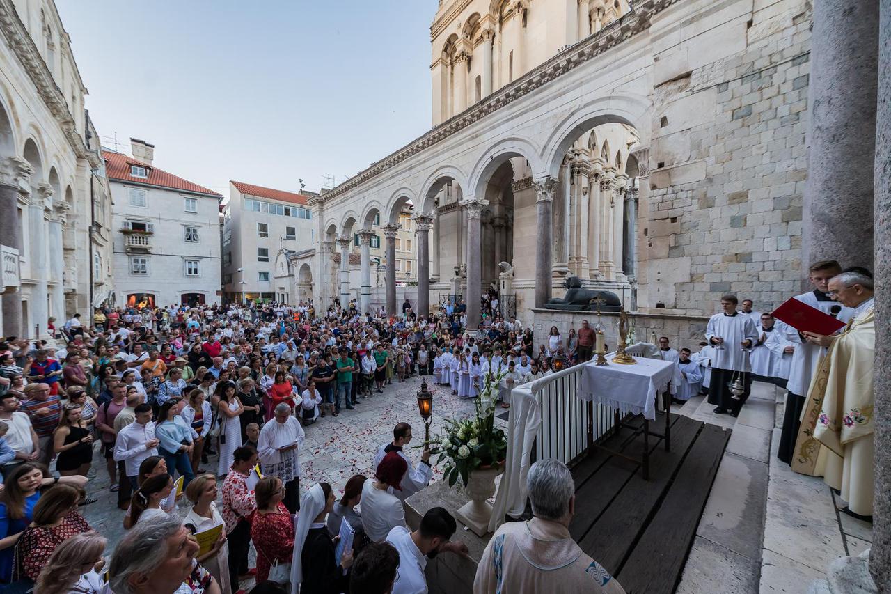 Split: Sveta misa u katedrali Sv. Dujma te blagoslov vjernika na Pertistilu na blagdan Tijelova
