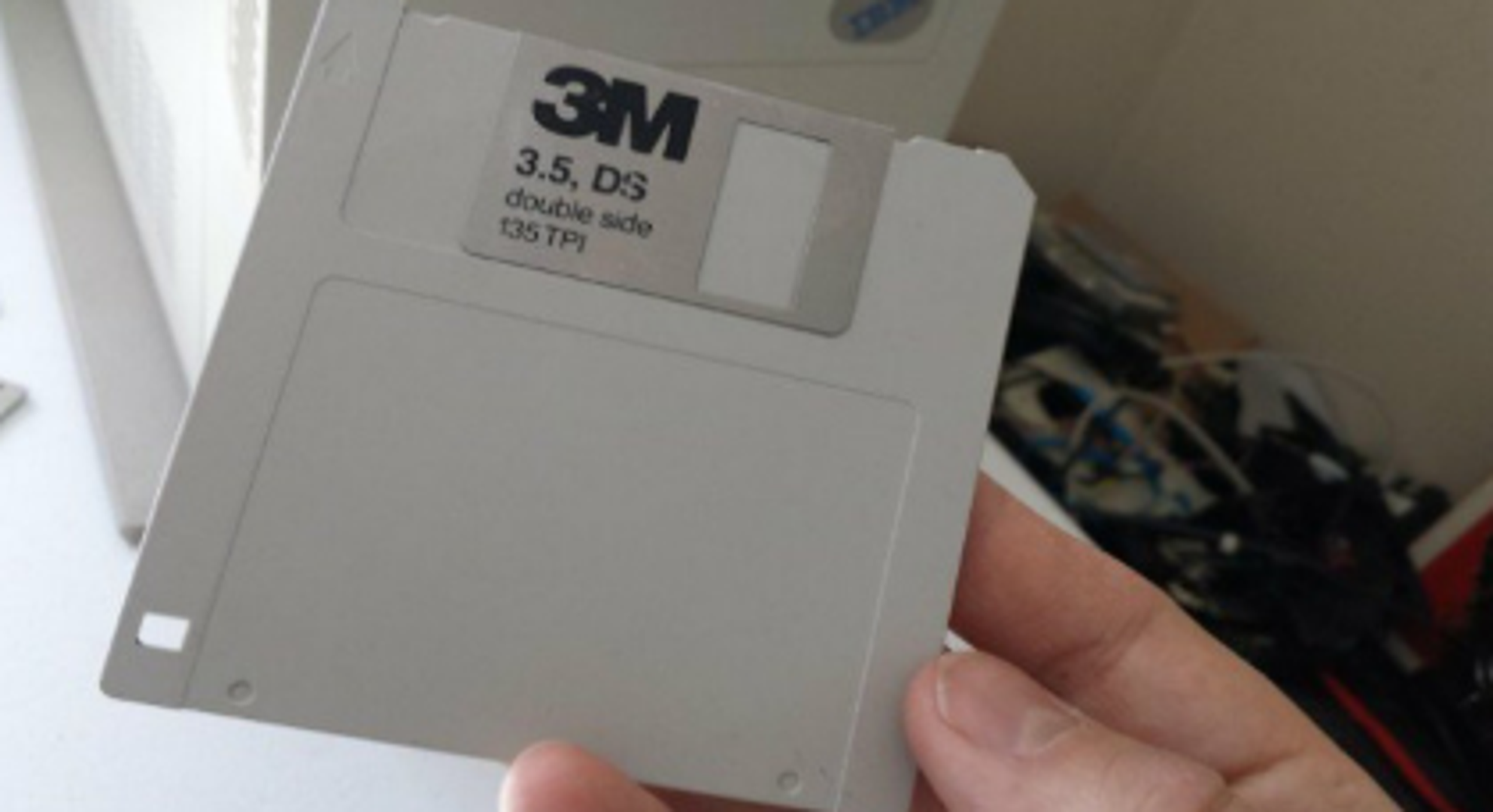 Jedan korisnik Twittera objavio je fotografiju memory diska i napisao kako ga je dijete pitalo je li to isprintao 'save' ikonicu s kompjutora u 3D printeru.
