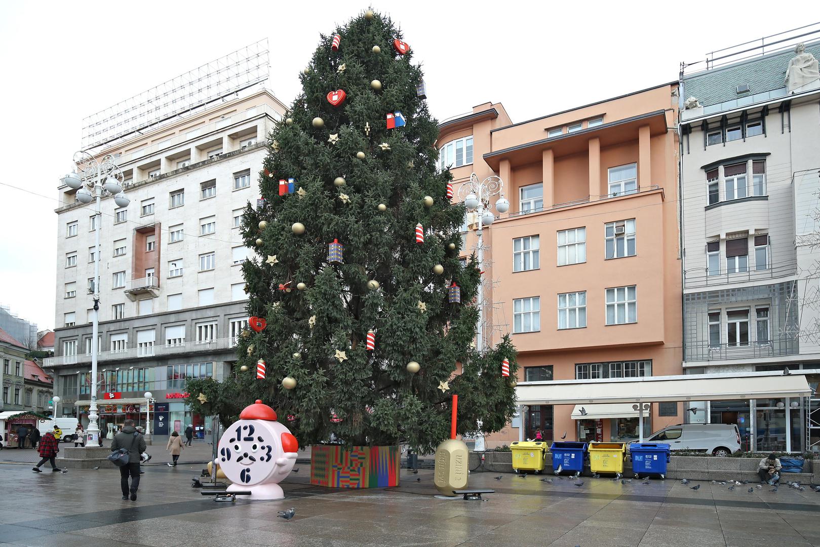 29.11.2021., Zagreb - Trg bana Josipa Jelacica. Kontejneri kao pokloni ispod bora? Mnogi se gradjani pitaju da li je ovo pravo mjesto za mnostvo kontejnera. Naime oni stoje tik do prekrasno okicenog bora na glavnom gradskom trgu.