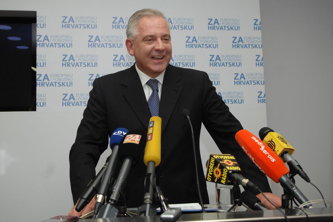 ARHIVA - Zagreb: Dobro raspoložen Ivo Sanader na presici najavio povratak u politiku