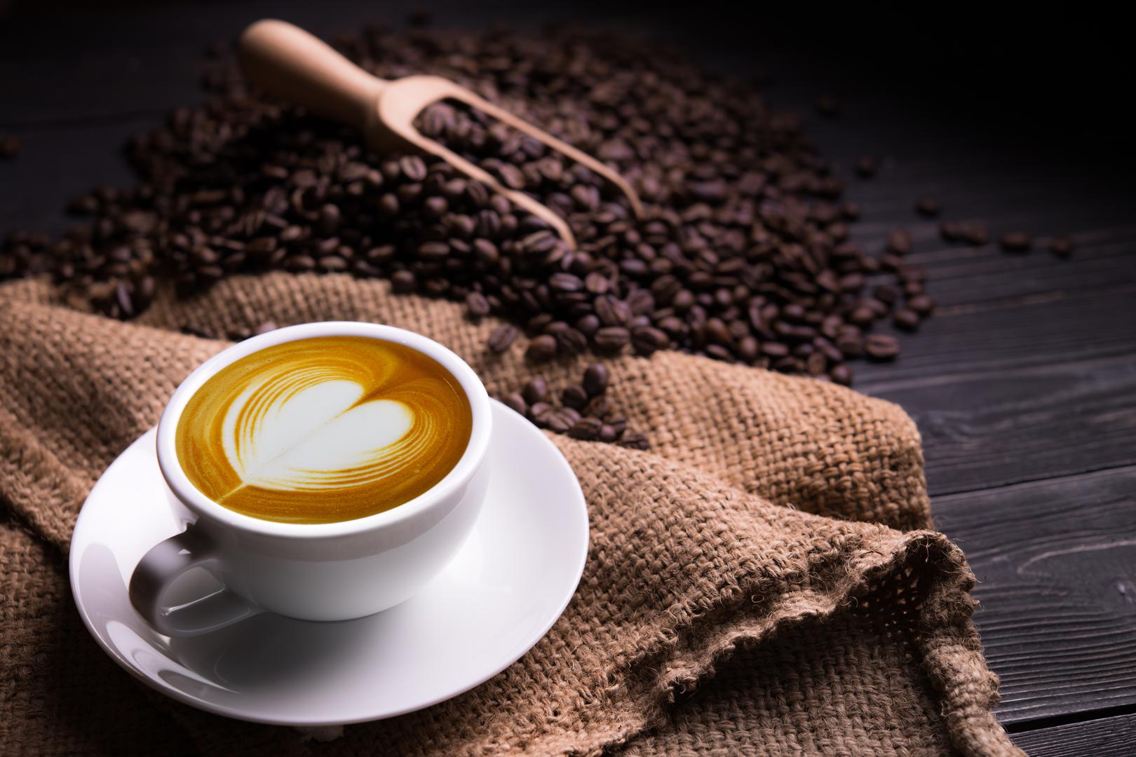 Strijelac (22. studenog - 21. prosinca) - Kvalitetna kava: Poznati po svojoj ljubavi prema putovanjima, Strijelci u vašem životu će cijeniti dar koji ih podsjeća na njihove avanture. Zato Stardust kaže da ne možete pogriješiti s mjesečnom pretplatom na njihovu omiljenu tvrtku za trgovinu kavom. 'Strijelci su vrijedni radnici; kofein im je neophodan', dodaje ona, 'A, ako želite stvarima dodati malo sjaja, pokušajte dodati jedinstvenu šalicu koja se slaže s njihovom jedinstvenom osobnošću'.