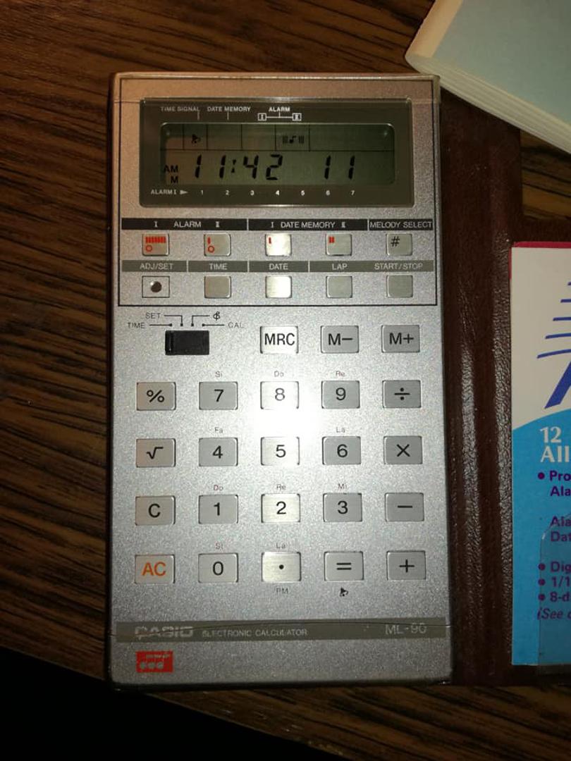 Casio ML-90 iz 1980. objedinjuje funkcije sata i kalkulatora. Za dodatni touch, tu je aluminijsko kućište, a tipkovnica može poslužiti kao mala klavijatura pa na njemu, eto, možete i svirati, napisala je korisnica.