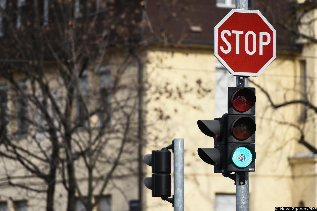 Zagreb: Semafor u Rusanovoj ulici umjesto zelene svijetli plava boja uz naljepnicu s Dinamovim grbom