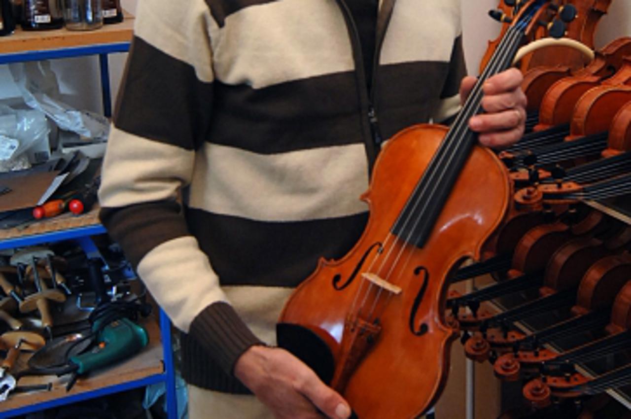\'14.11.2011., Sisak - Profesor Slavko Domitrovic bavi se izradom gudackih instrumenata i medju najboljima je u Hrvatskoj. Photo: Nikola Cutuk/PIXSELL\'