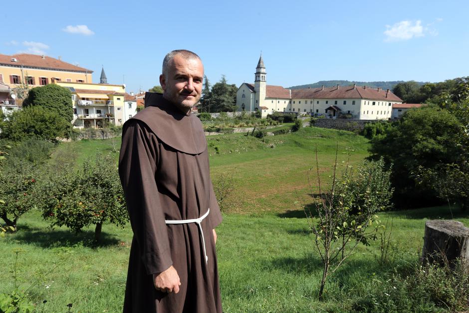 Fratri Franjevačkog samostana u Pazinu,  e-fratri