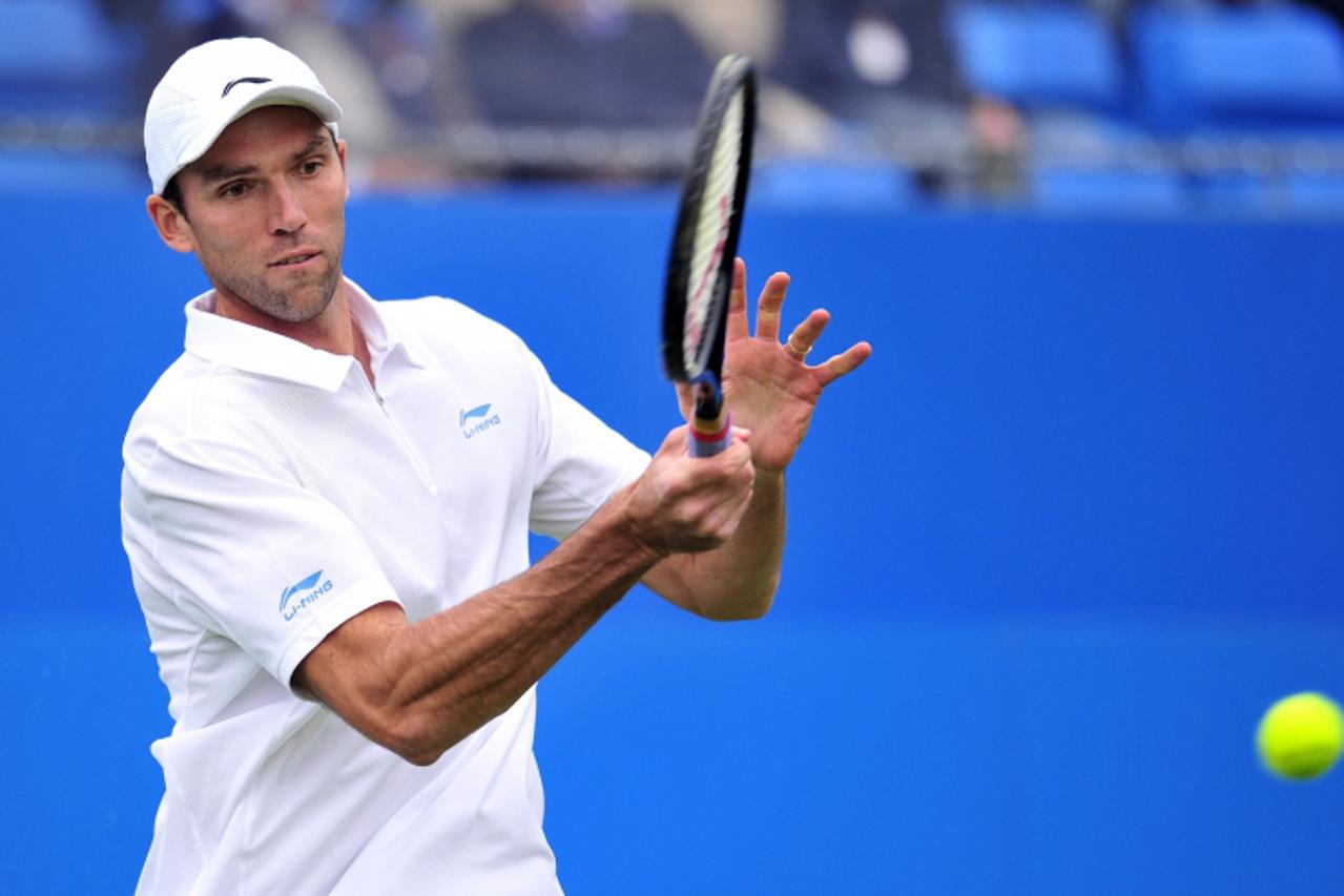 'Ivo Karlovic of Croatia returns against Lleyton Hewitt of Australia during their match on the second day of the Aegon Championships tennis tournament at the Queen\'s Club in west London on June 12, 2