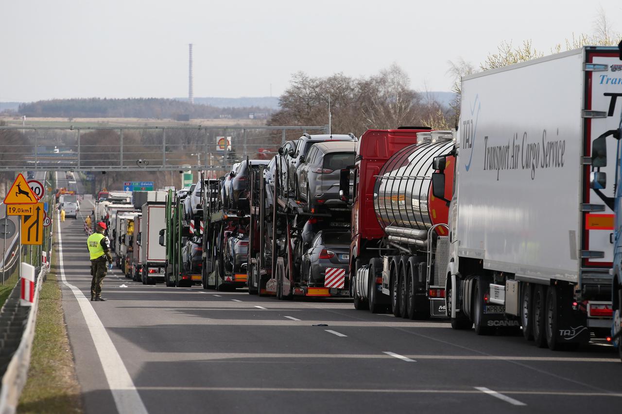 Velika kolona kamiona na granici Njemačke i Poljske