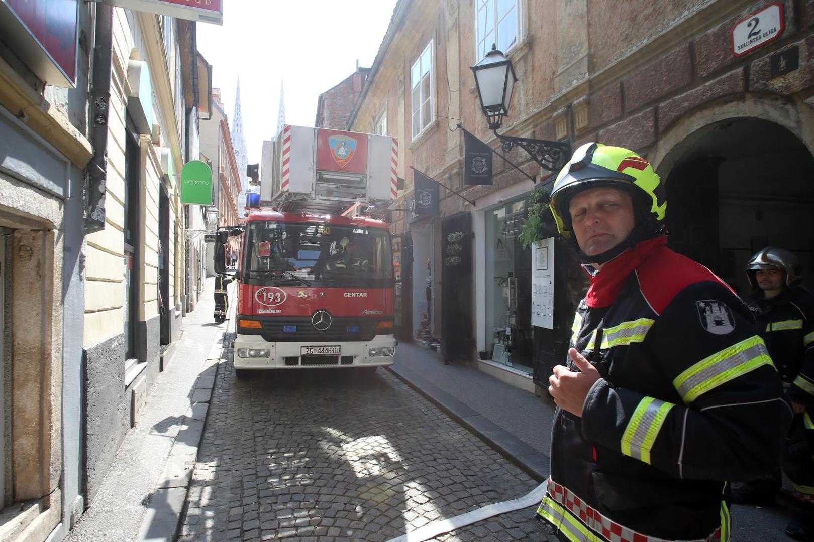 Više vatrogasnih vozila došlo je na dojavu o požaru u Skalinskoj ulici br 2
