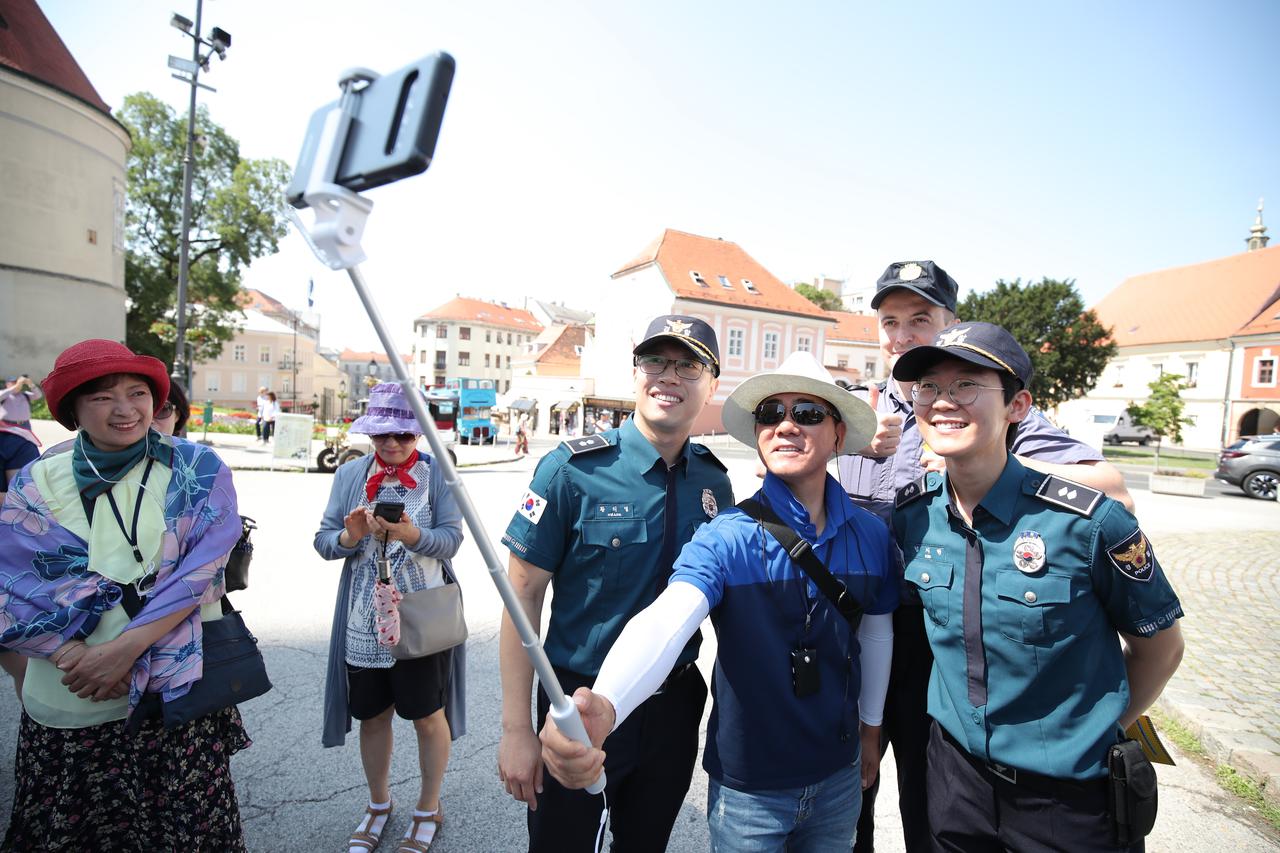 Policajci iz Južne Koreje Jihyun i Hwang patroliraju po Zagrebu u pratnji hrvatskog policajca