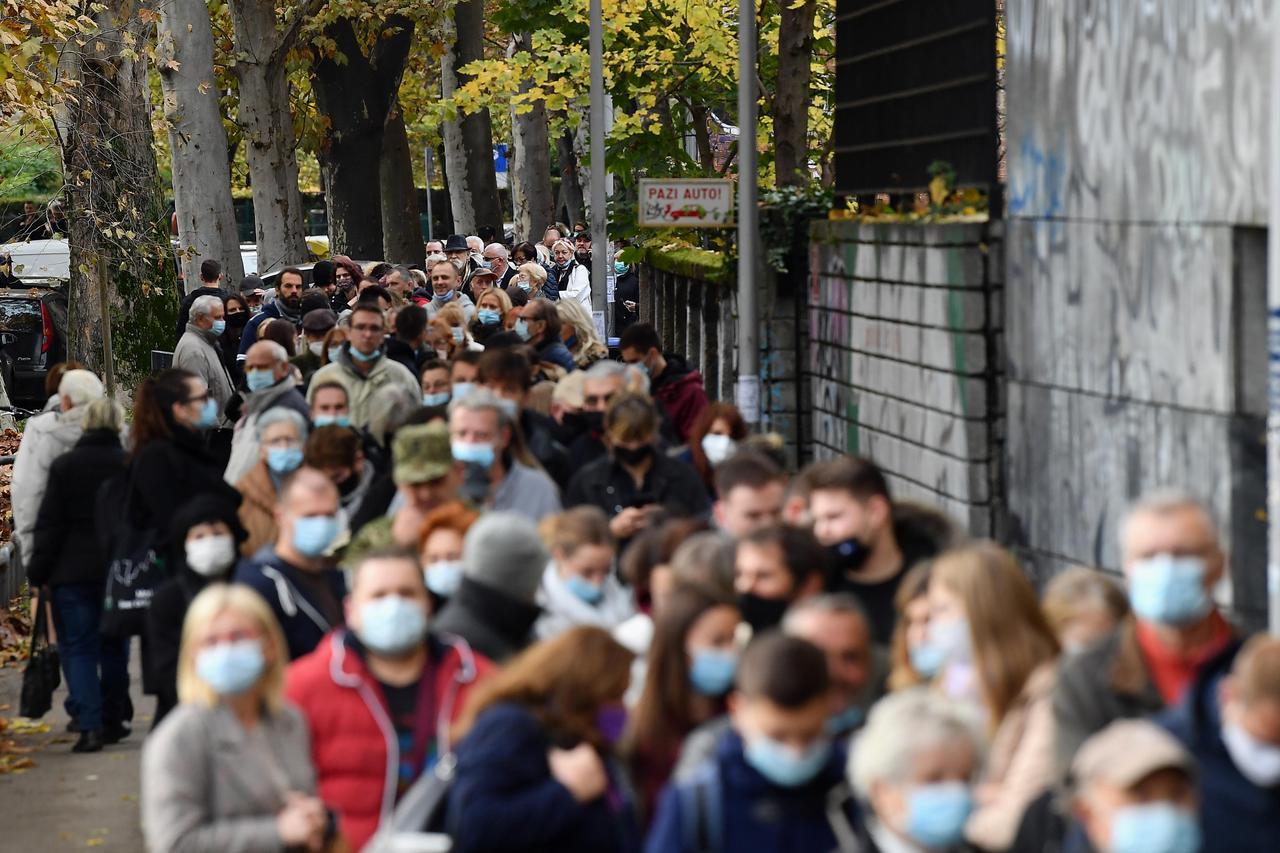 Zagreb: Gužve ispred Doma zdravlja u Runjaninovoj gdje je organizirano cijepljenje protiv koronavirusa