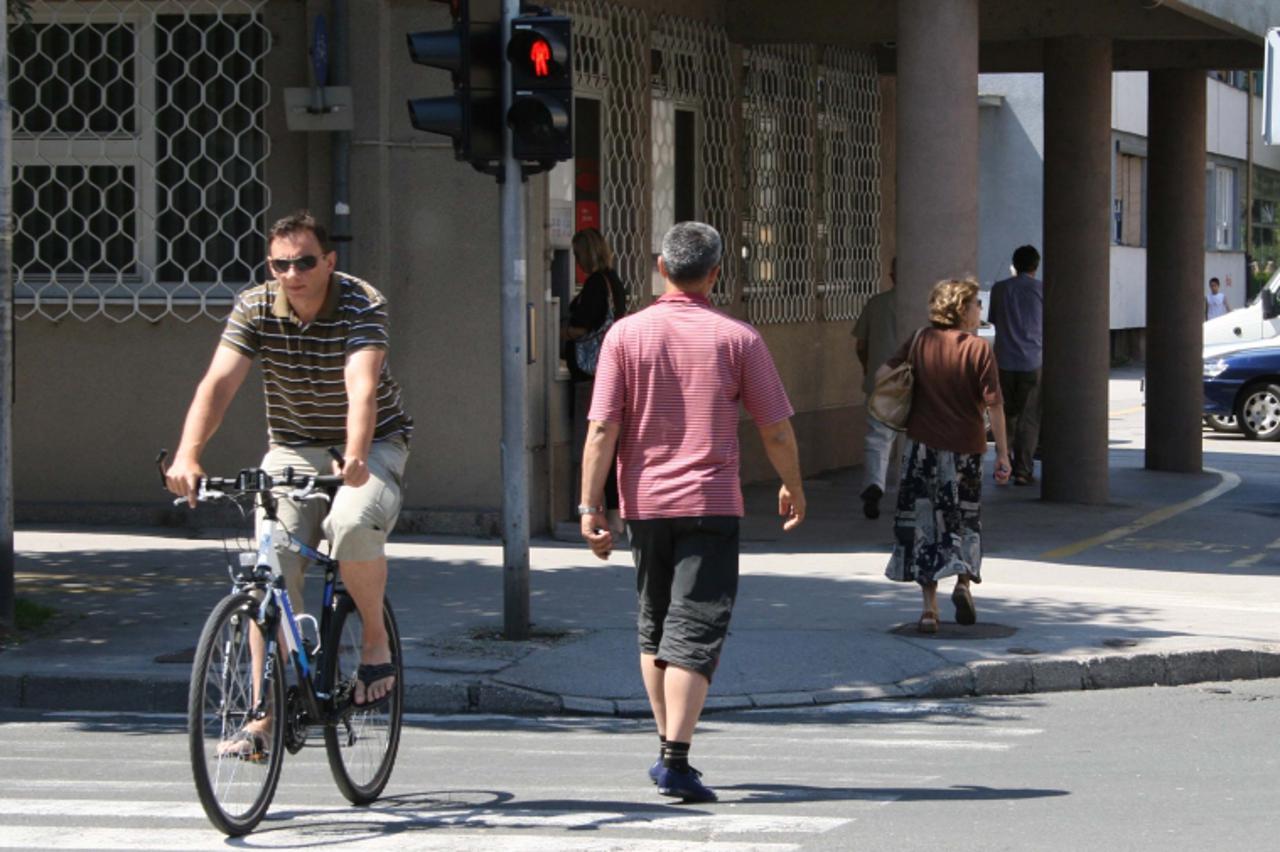 '30.06.2010.,Karlovac- Biciklisti prelaze preko pjesackih prijelaza no i pjesaci prelaze preko crvenog svijetla. Dominik Grguric/PIXSELL'