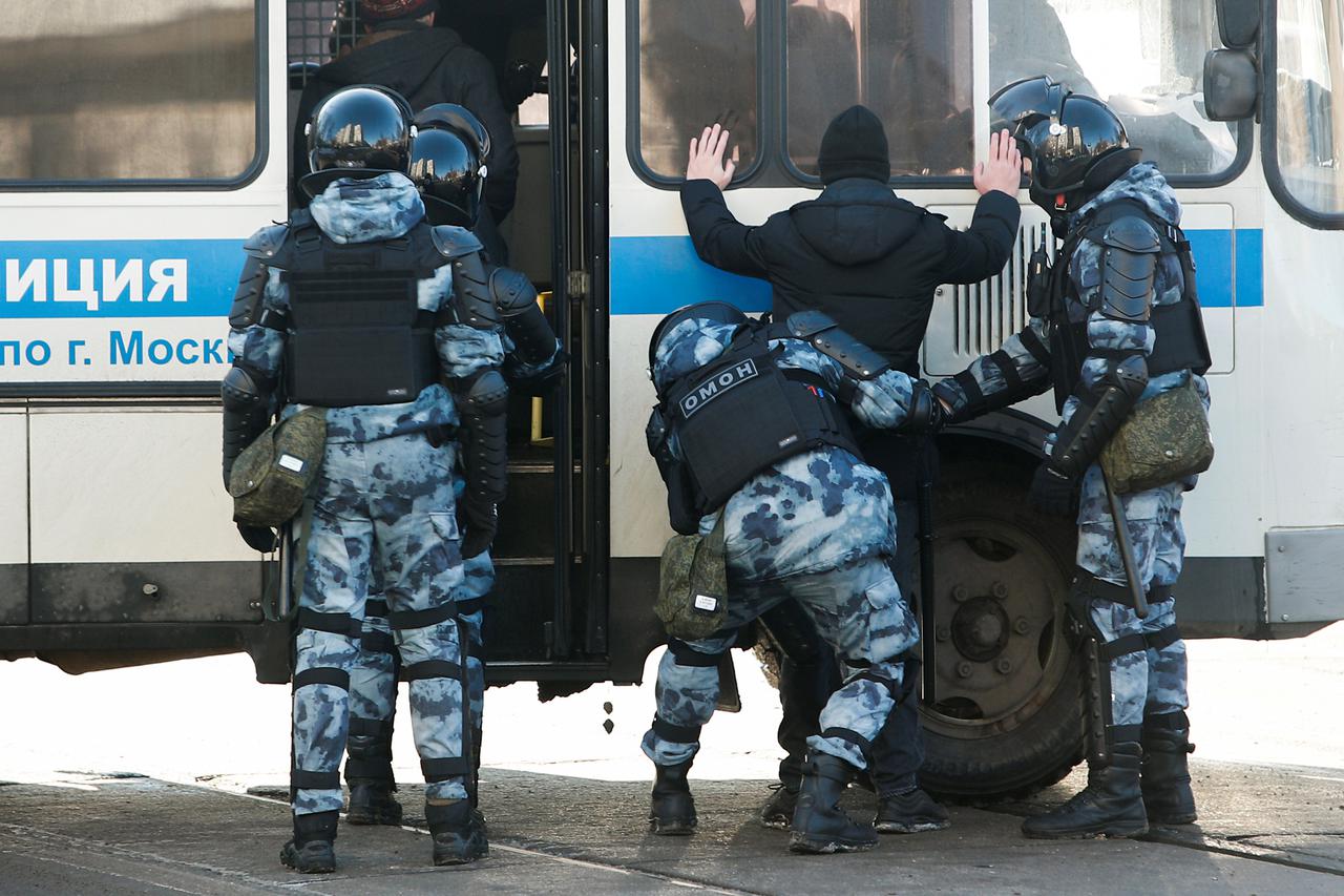 Policiia u Rusiji privodi pristaše Navaljnog