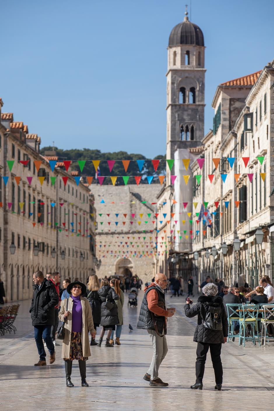 Sunčan dan u Dubrovniku, kratki rukavi i šetnja uz more