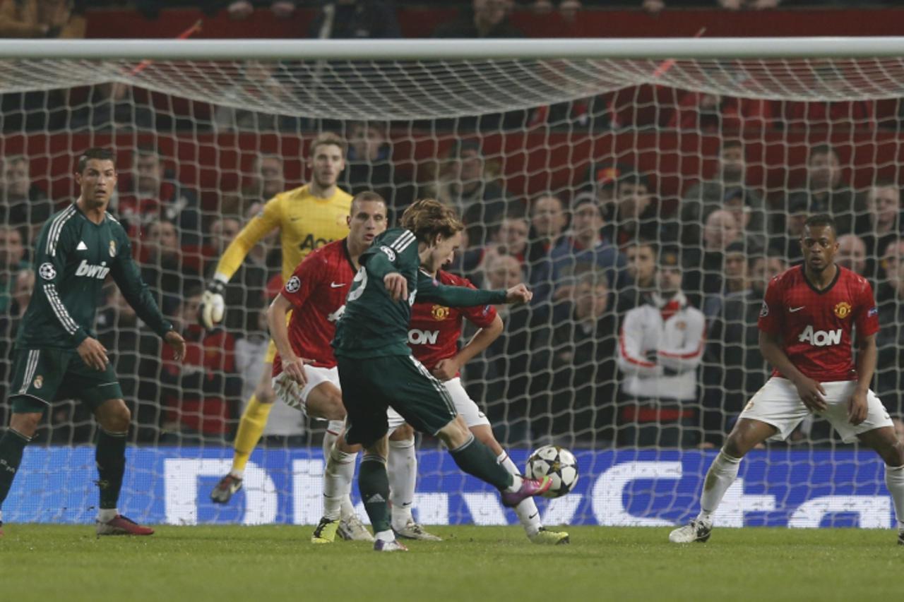 'Real Madrid\'s Luka Modric (C) scores against Manchester United during their Champions League soccer match at Old Trafford stadium in Manchester, March 5, 2013.         REUTERS/Phil Noble (BRITAIN  -