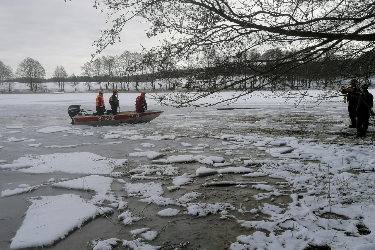 Polish rescuers recover bodies of drowned deer after lake ice cracks