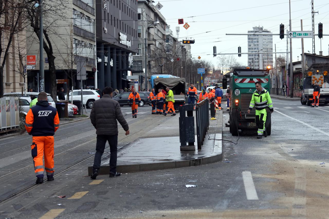 Zagreb: Automobilom uništio cijelu tramvajsku stanicu u Branimirovoj ulici