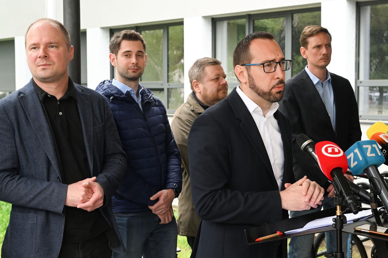 Zagreb: Gradonačelnik Tomašević sa suradnicima obišao radove na uređenju Trga Krešimira Ćosića, te održao konferenciju za medije