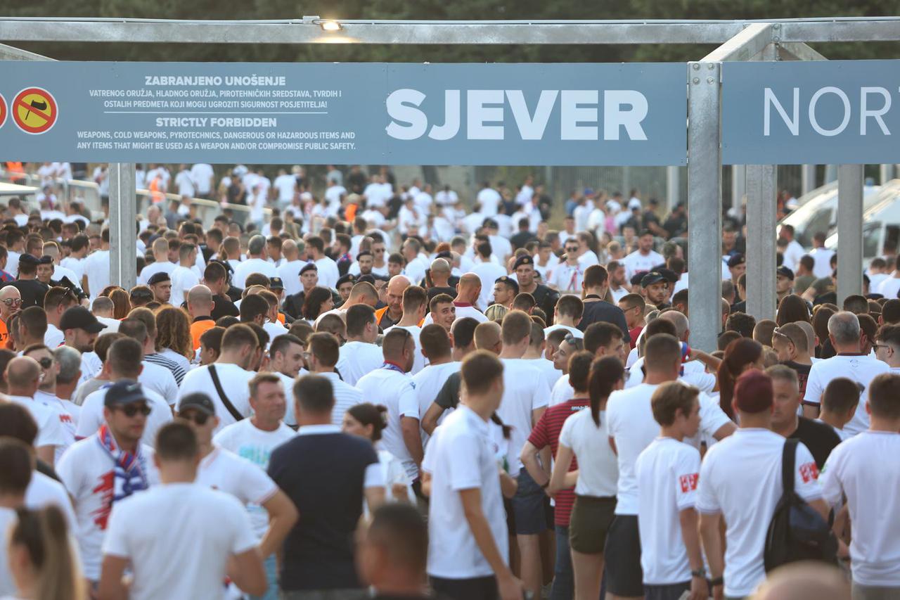 Split: Gužva na ulasku u stadion na utakmicu HNK Hajduk i HNK Rijeka