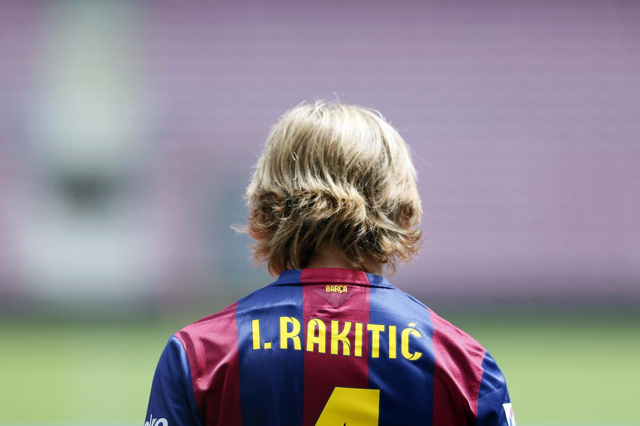 FC Barcelona's newly signed soccer player Ivan Rakitic from Croatia enters the stadium wearing his new jersey during his presentation at Camp Nou stadium, in Barcelona July 1, 2014. REUTERS/Albert Gea (SPAIN - Tags: SPORT SOCCER)