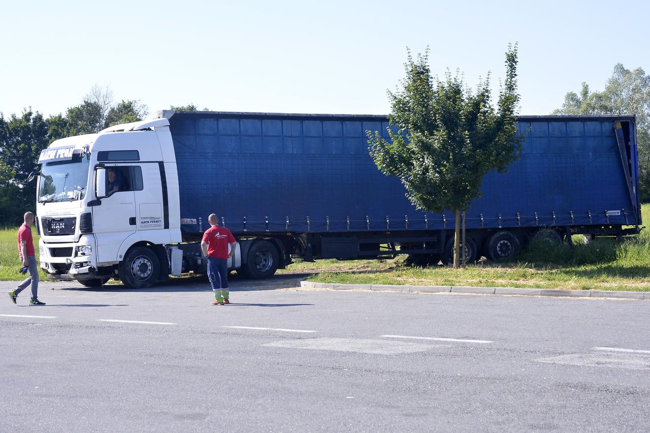 Kamion nakon očevida izvučen s livade na parkiralište odmorišta