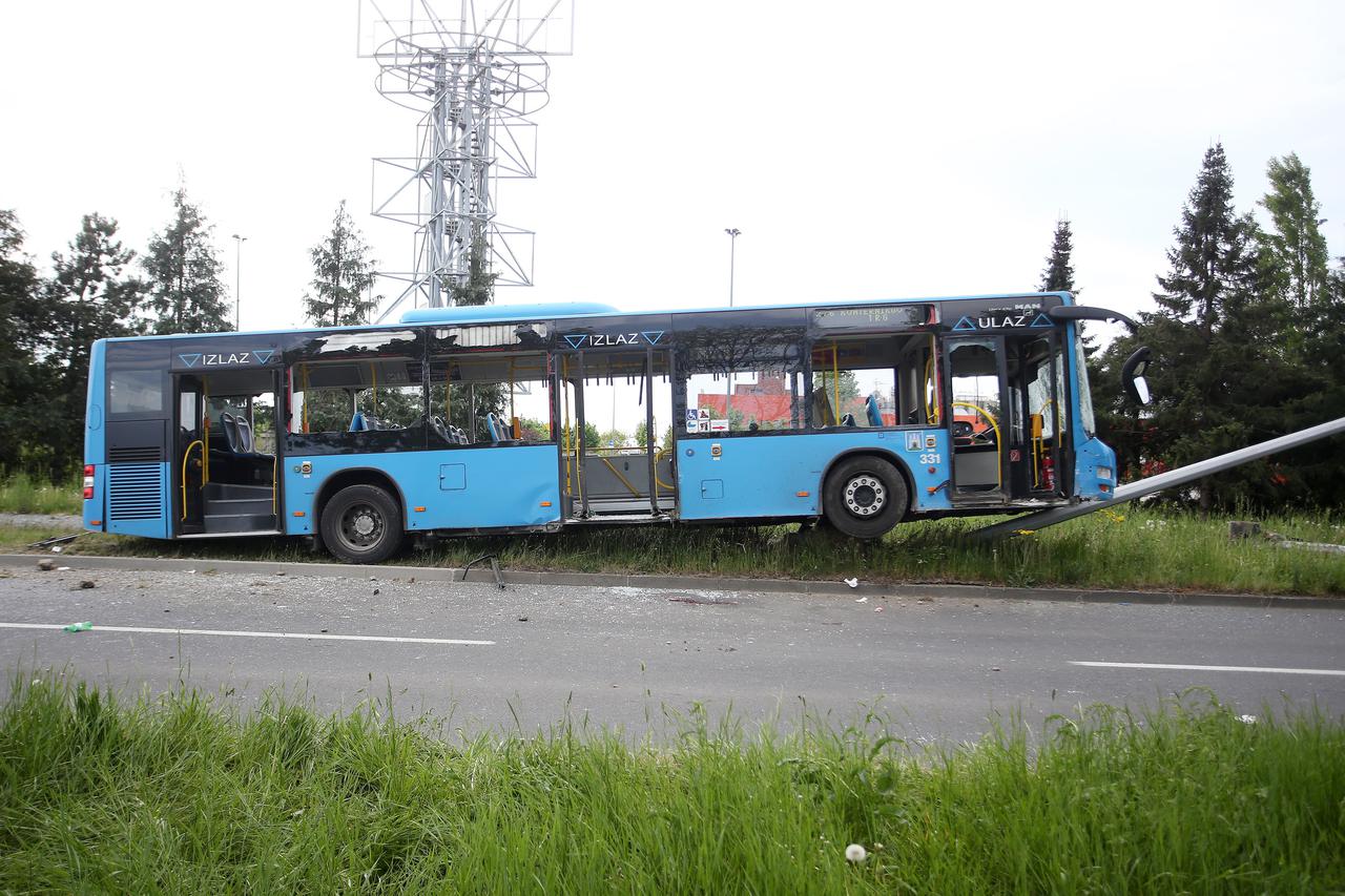 Na krizanju Slavonske avenije i Servisne ceste sudarili su se ZET-ov autobus na liniji 216 (Kvaternikov trg - Ivanja Reka) i osobni automobil