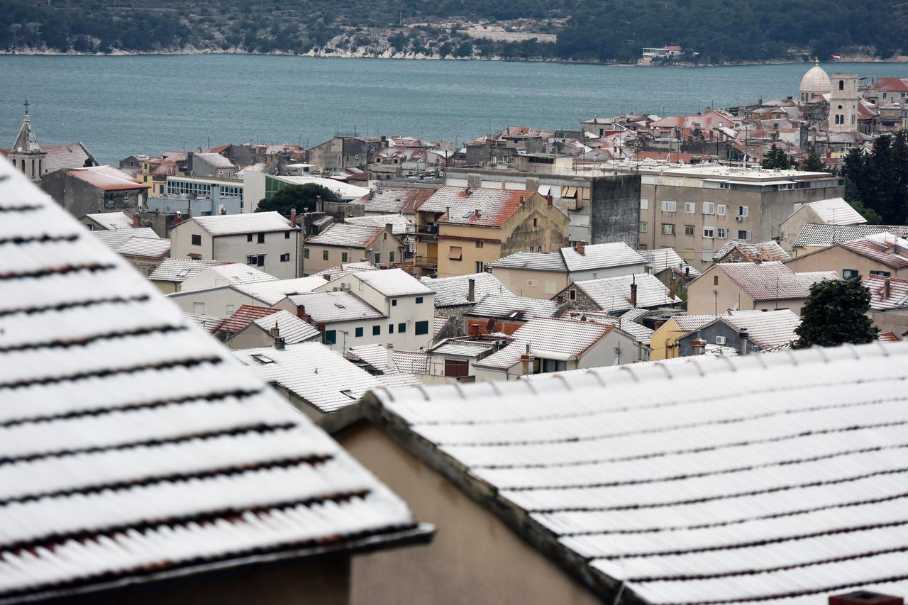 Šibenik: Tijekom noći snijeg zabijelio grad i okolicu