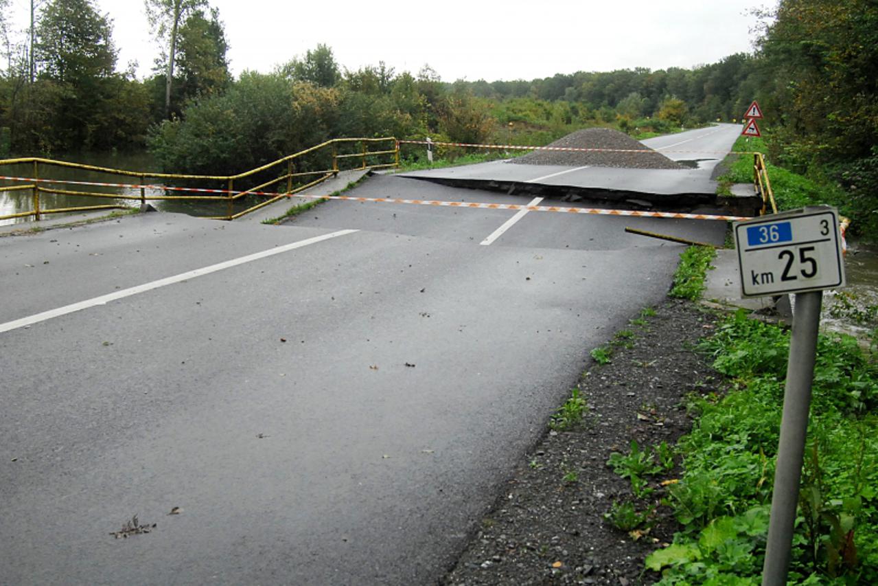 '26.09.2010., Sisak - Zbog propadanja mostica na 25. km drzavne ceste D-36 za sav je promet zatvorena dionica Sisak-Popovaca.  Photo:Nikola Cutuk/PIXSELL'