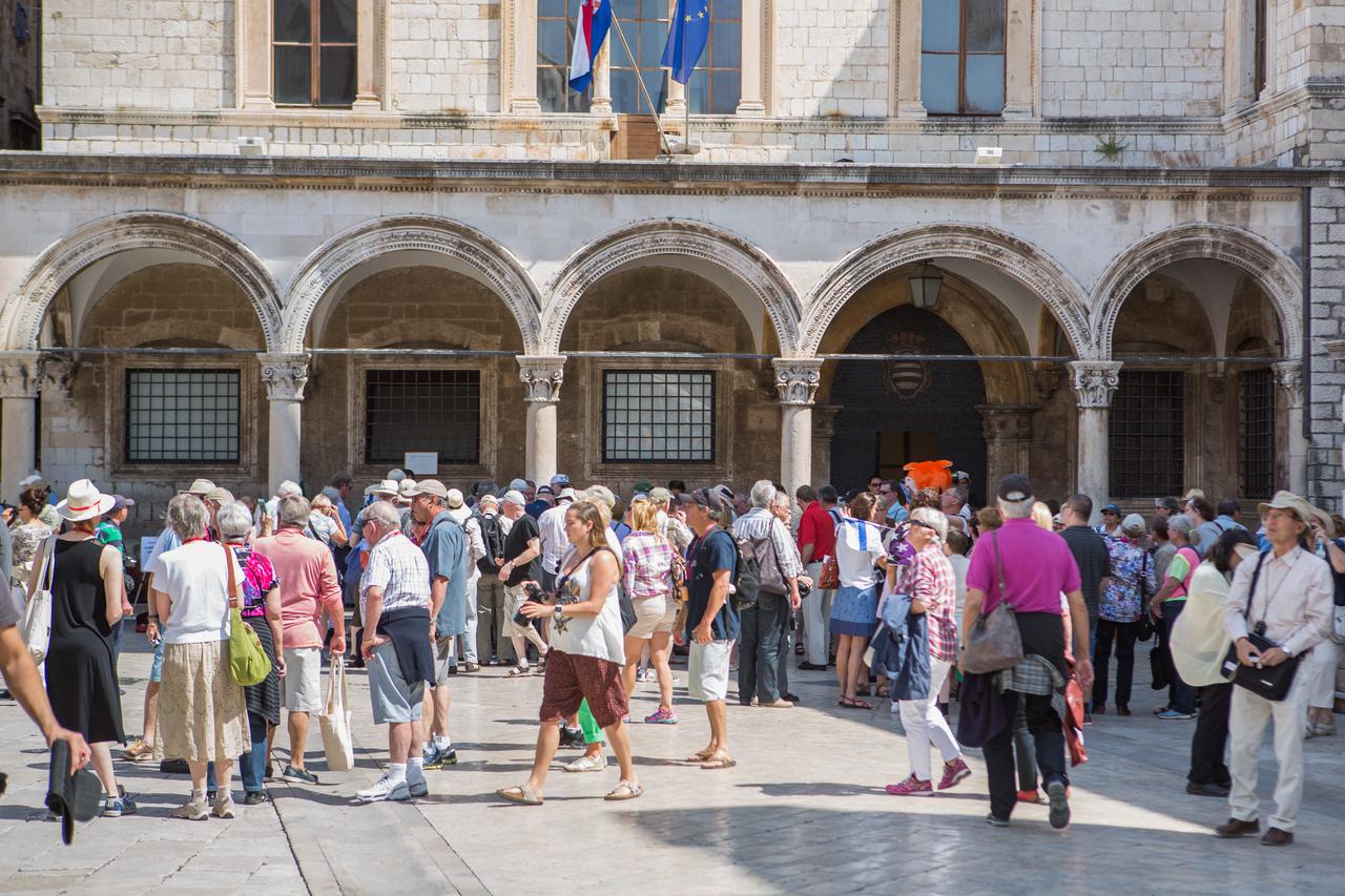 14.05.2015., Stara gradska jezgra, Dubrovnik - Tri kruzera ispred starog porta i grad pun turista.  Photo: Grgo Jelavic/PIXSELL