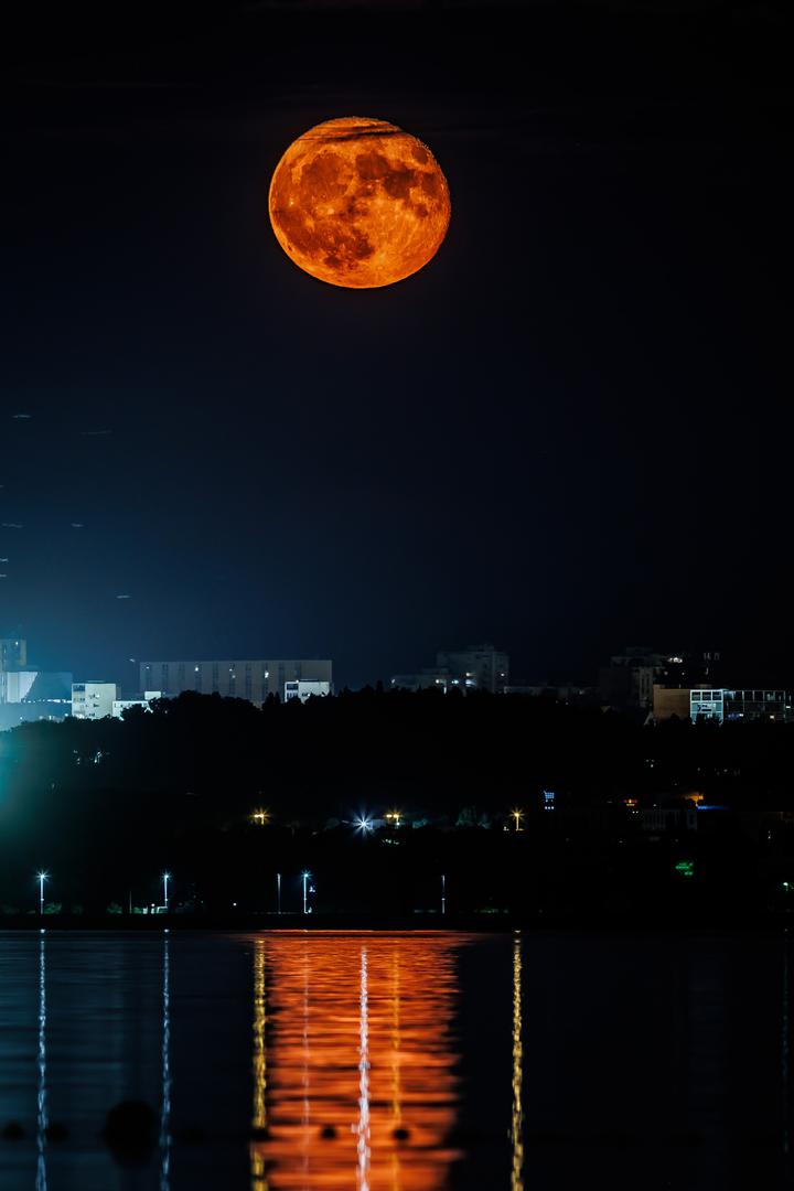 04.07.2023., Kastel Gomilica - Pogled na sjeverni dio Splita i izlazeci Mjesec. Photo: Zvonimir Barisin/PIXSELL