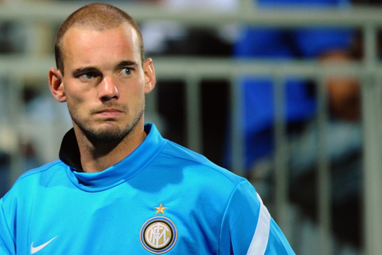 'This file picture taken on September 20, 2011 in Viola Stadium in Novara shows Inter Milan\'s Dutch midfielder Wesley Sneijder reacting as he leaves the pitch during the serie A match Novara  against