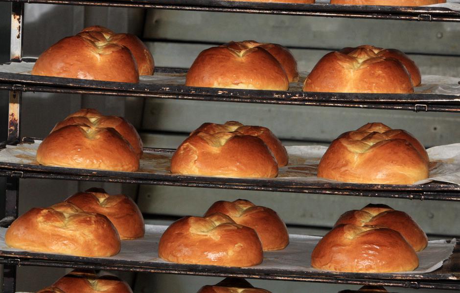 11.04.2014., Sibenik - U pekari Matkol svaki dan se proizvoide velike kolicine uskrsnjih pogaca. Proizvode se po starinskoj recepturi uz pomoc moderne tehnologije kako bi zadovoljili veliku potraznju. Photo: Dusko Jaramaz/PIXSELL