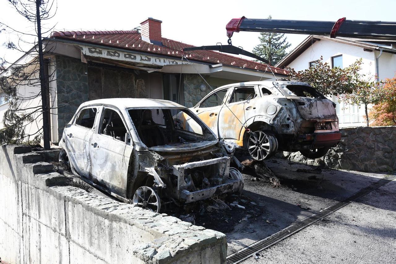 Dva vozila potpuno izgorjela ispred obiteljske kuće