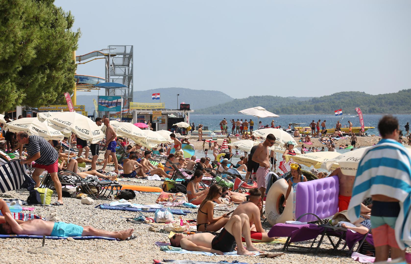 Svakoga dana sve je više turista na našoj obali, a da turistička sezona ipak nije toliko podbacila, pokazuju plaže diljem Hrvatske.
