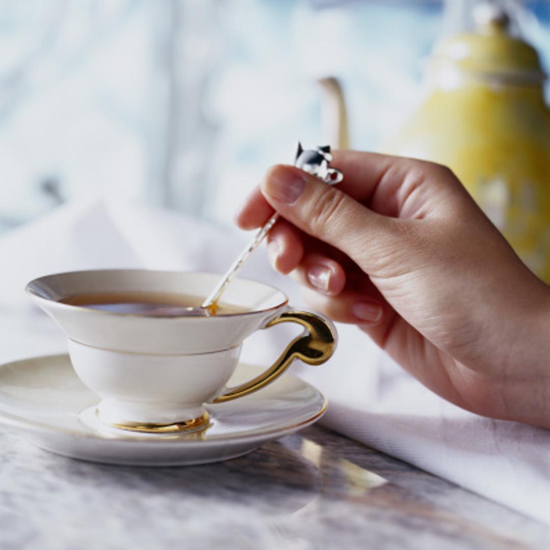 Umjesto kružnim pokretima, čaj biste trebali miješati okomitim, ravnim pokretima od vrha šalice do dna. I to samo nekoliko puta kako bi se čaj bolje promiješao, a šećer ne bi pao na dno.Može li jednostavnije? 
