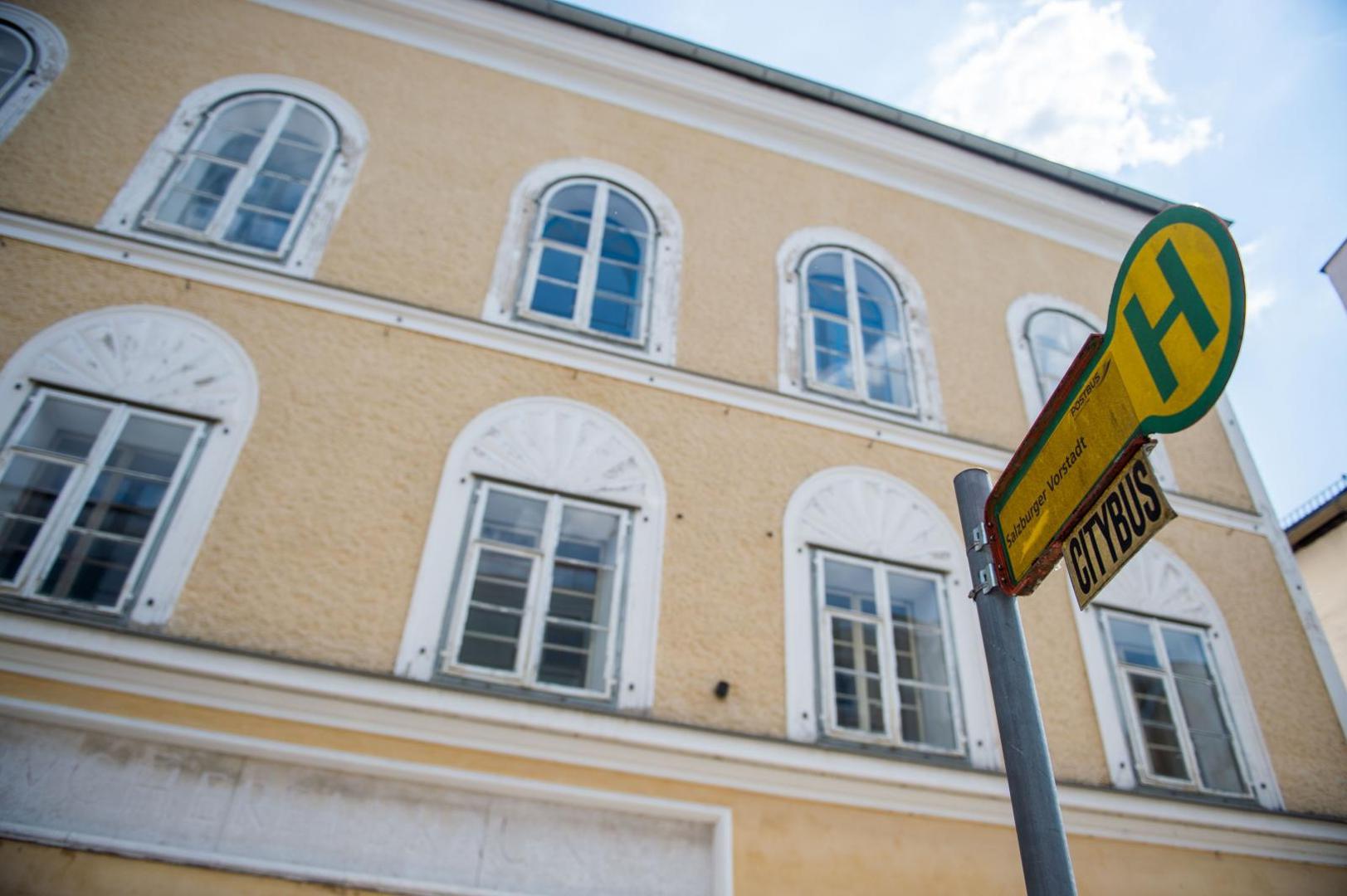 18 July 2018, Austria, Braunau am Inn: Adolf Hitler's birthplace. In front of the house is a bus stop sign. Photo: Lino Mirgeler/dpa /DPA/PIXSELL