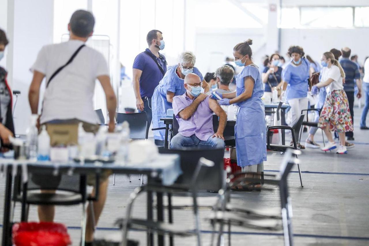 Zagreb: Masovno cijepljenje protiv koronavirusa na Velesajmu