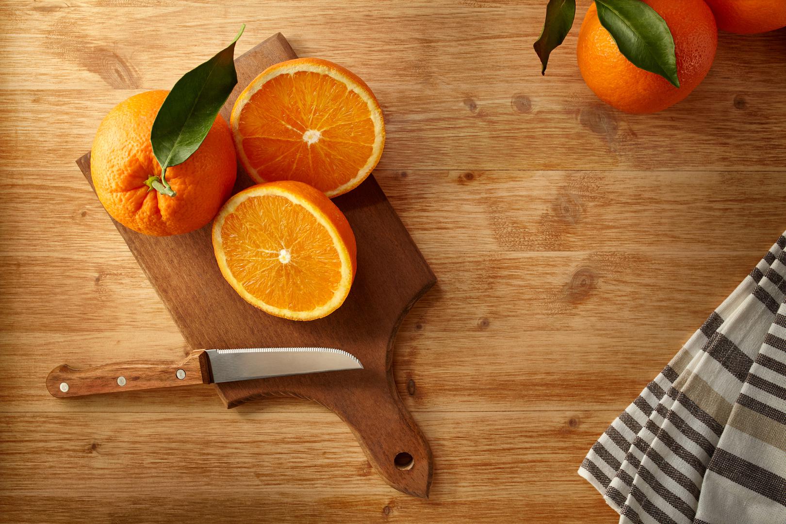 NARANČE - Naranče hidratiziraju organizam, a njihovom konzumaciju prestajemo biti žedni. Osim toga, one sadrže vitamin C koji dokazano štiti organizam od opasnog UV zračenja.