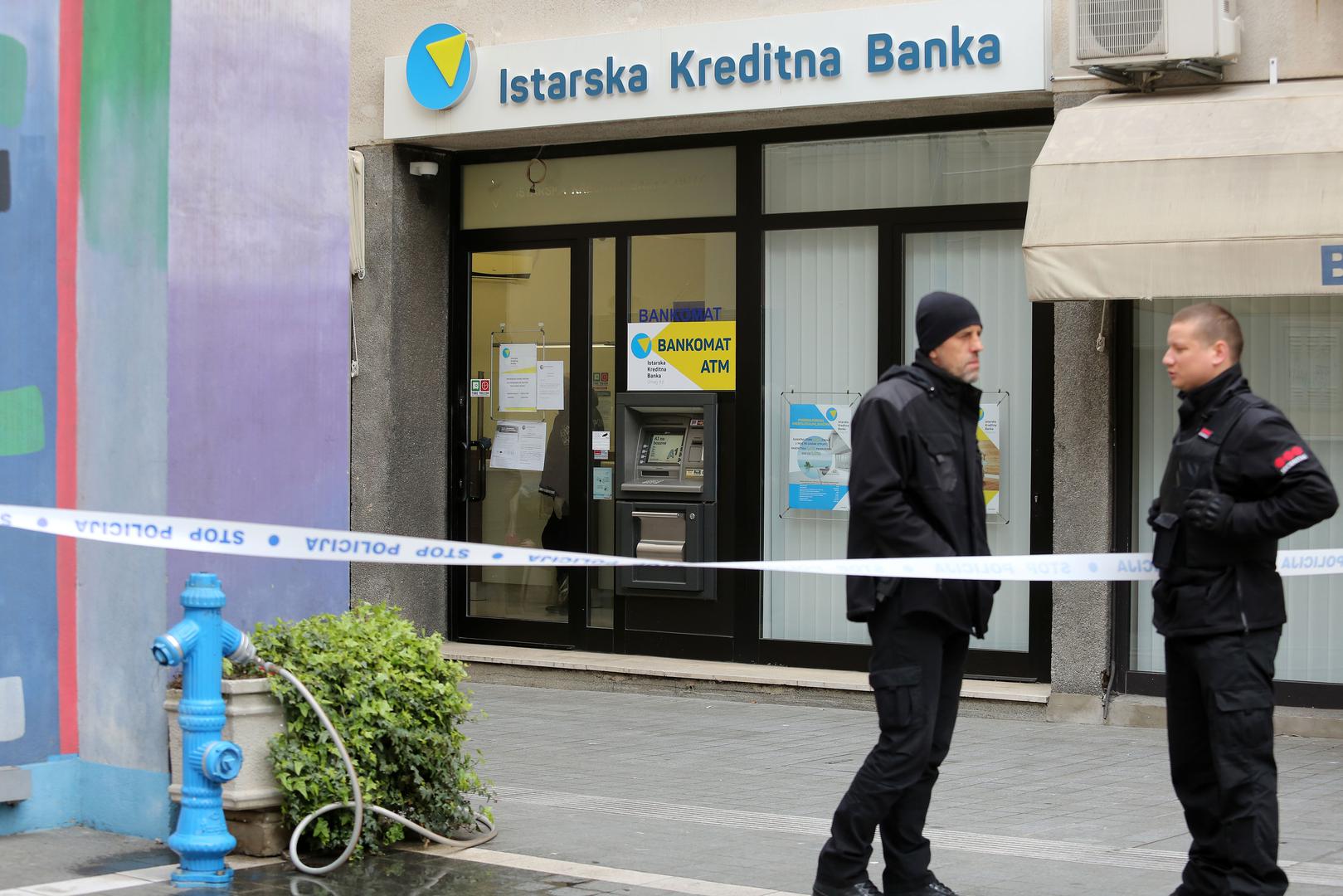 U središtu Rijeke u petak ujutro opljačkana je poslovnica Istarske kreditne banke, izvijestila je Policijska uprava primorsko-goranska. 
