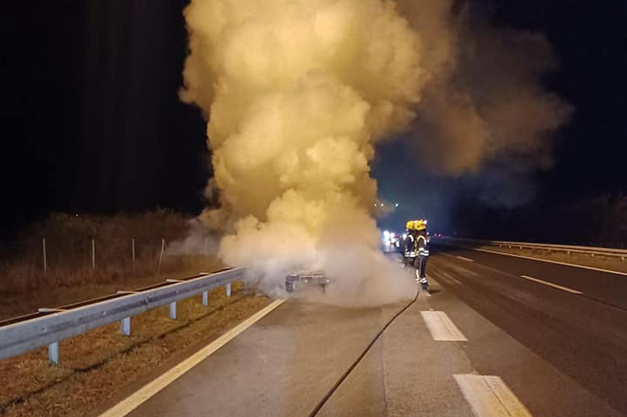 Zapalio se automobil na autocesti