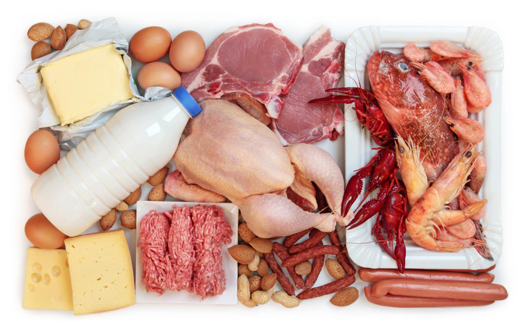 Jedite proteine u svakom obroku – Proteini pomažu u suzbijanju apetita jer smanjuju hormon odgovoran za glad zbog čega se osjećate sitima puno duže. Uzimajte barem 20 grama proteina u svakom obroku, ali birajte one s malo masnoća poput ribe, peradi i mliječnih proizvoda s niskim udjelom masti.