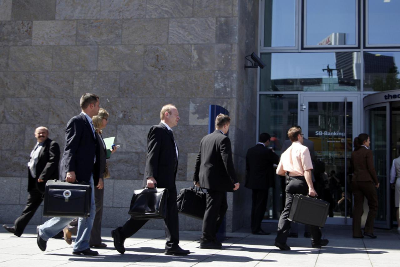 'Policemen carry bags in front of the Deutsche Bank headquaters in Frankfurt, April 28, 2010. German prosecutors said on Wednesday they have searched more than 230 sites in a probe based on suspicions
