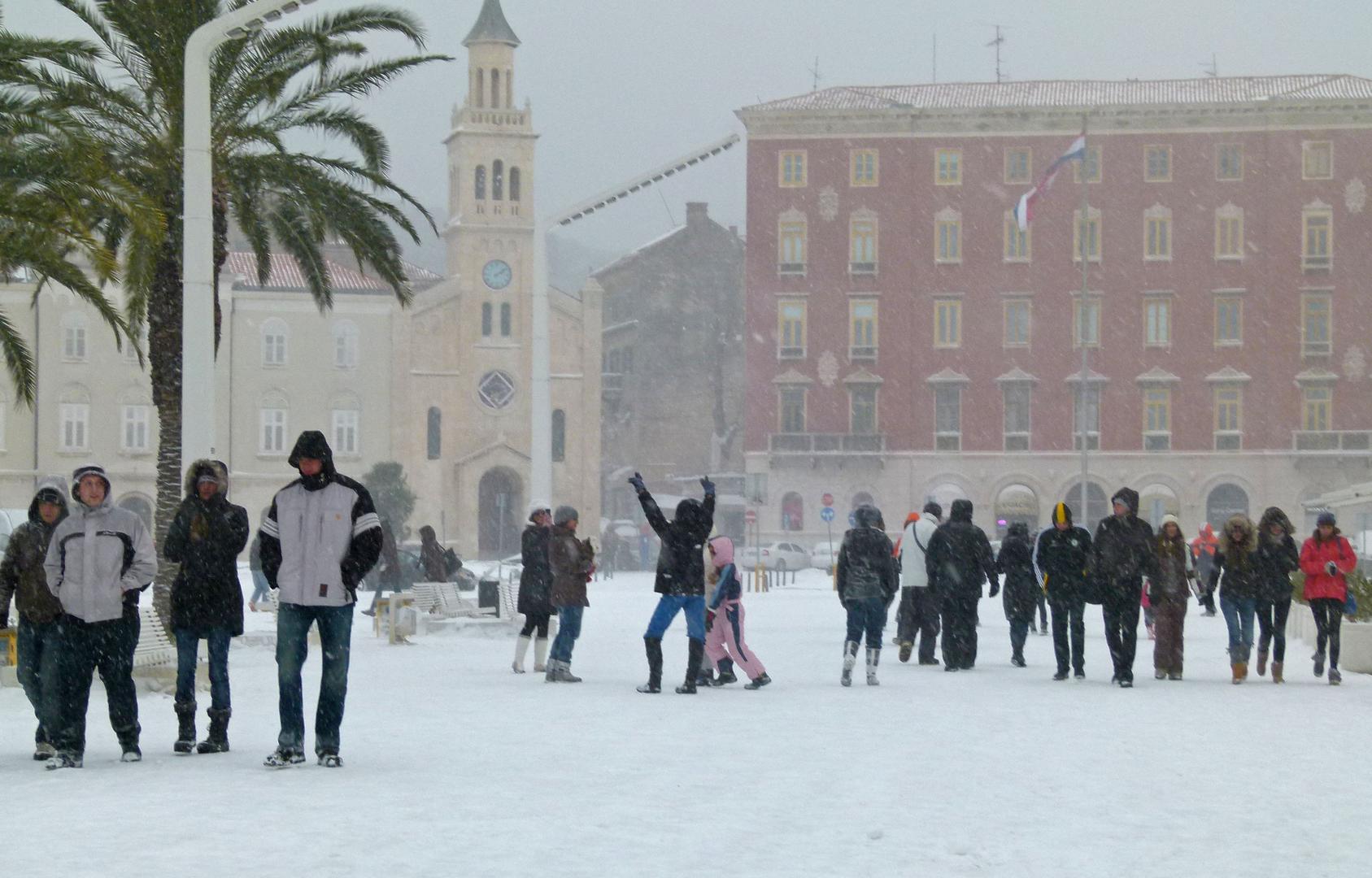Tadašnji gradonačelnik Željko Kerum proglasio je "snježni dan", što znači da nisu radile škole, gradska uprava kao ni poduzeća u vlasništvu grada. Gradski promet bio je u potpunosti paraliziran, a život u Split je stao. 

