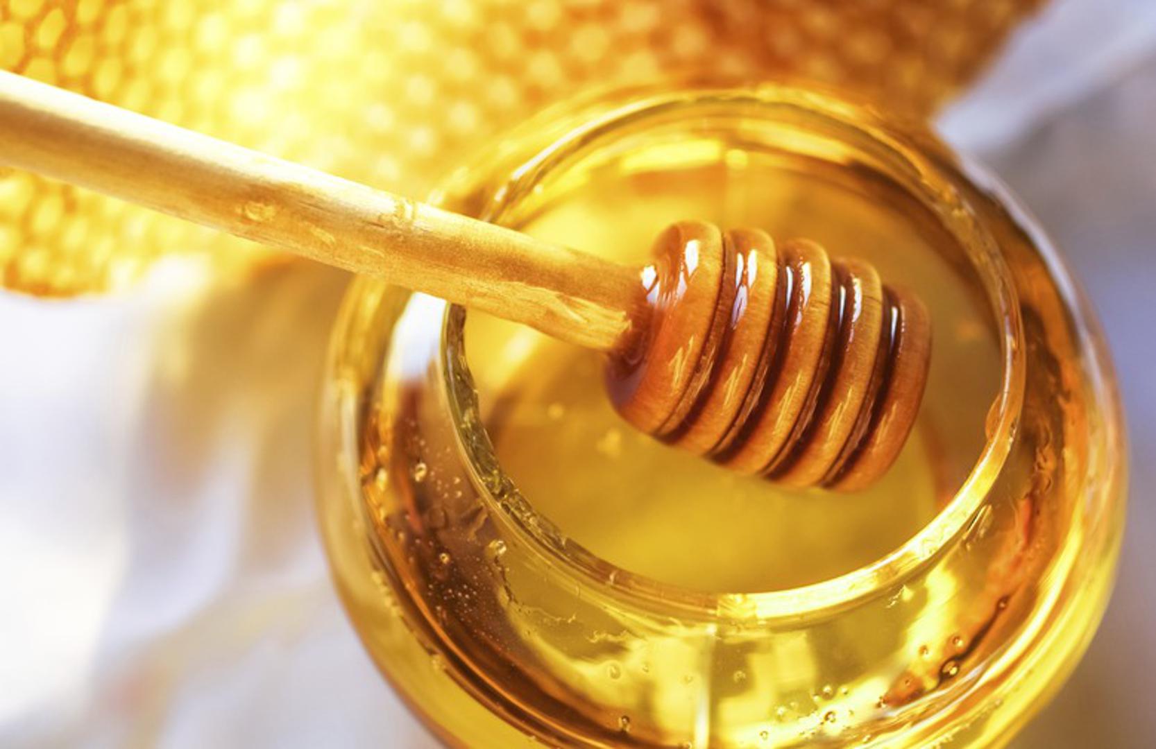 Med ima antibakterijska i protuupalna svojstva koja mogu pomoći ublažiti osjećaj pečenja. Stavite žlicu meda u usta i pričekajte malo prije nego što ga progutate. Ponovite dva do tri puta za trenutačno olakšanje.