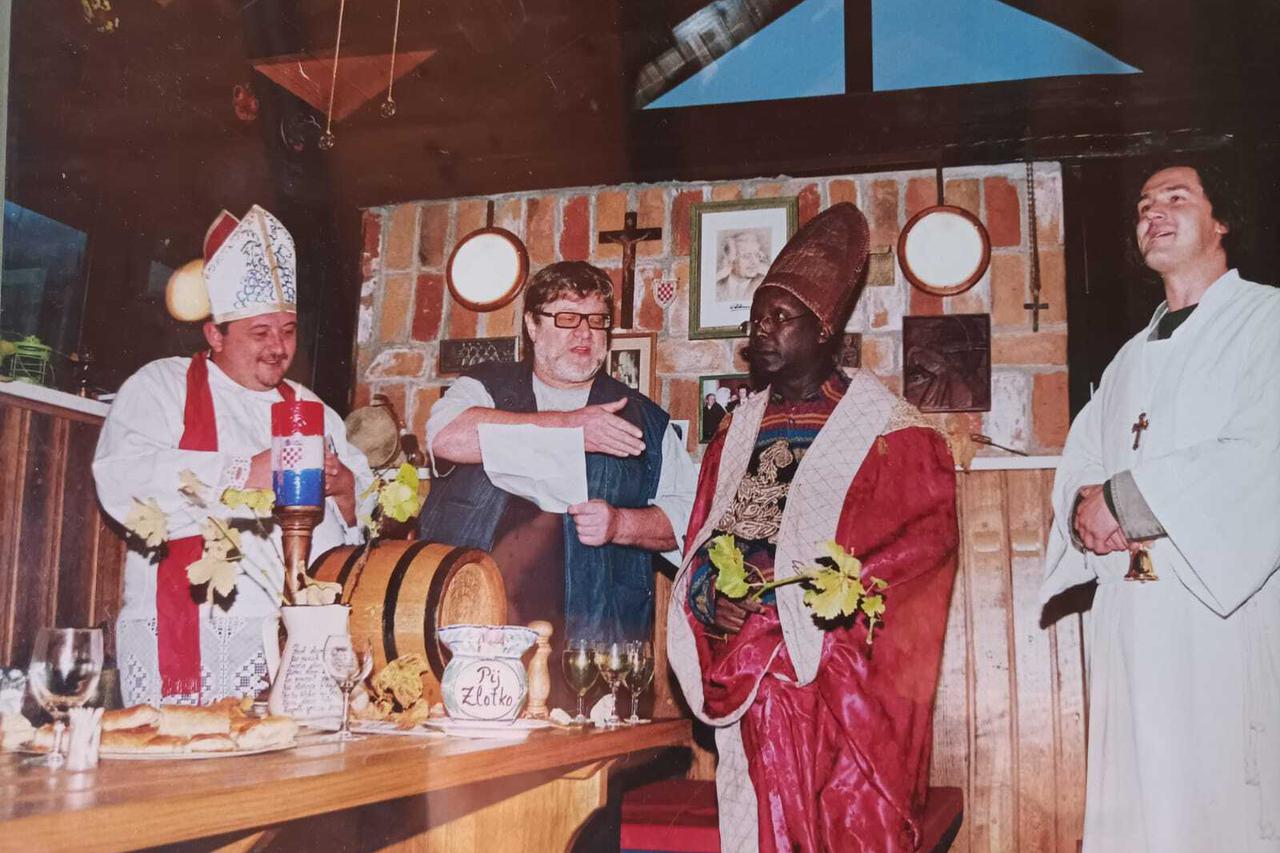 Lawrence Kiiru kao Sveti Martin i ministranti Vid Balog Adam Končić i Zlatko Vitez
